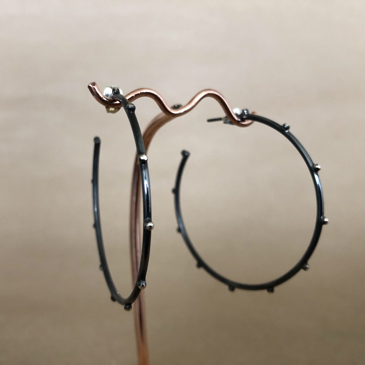 Arracadas De Plata | Grande Con Terminado Oxidado Con Lunares