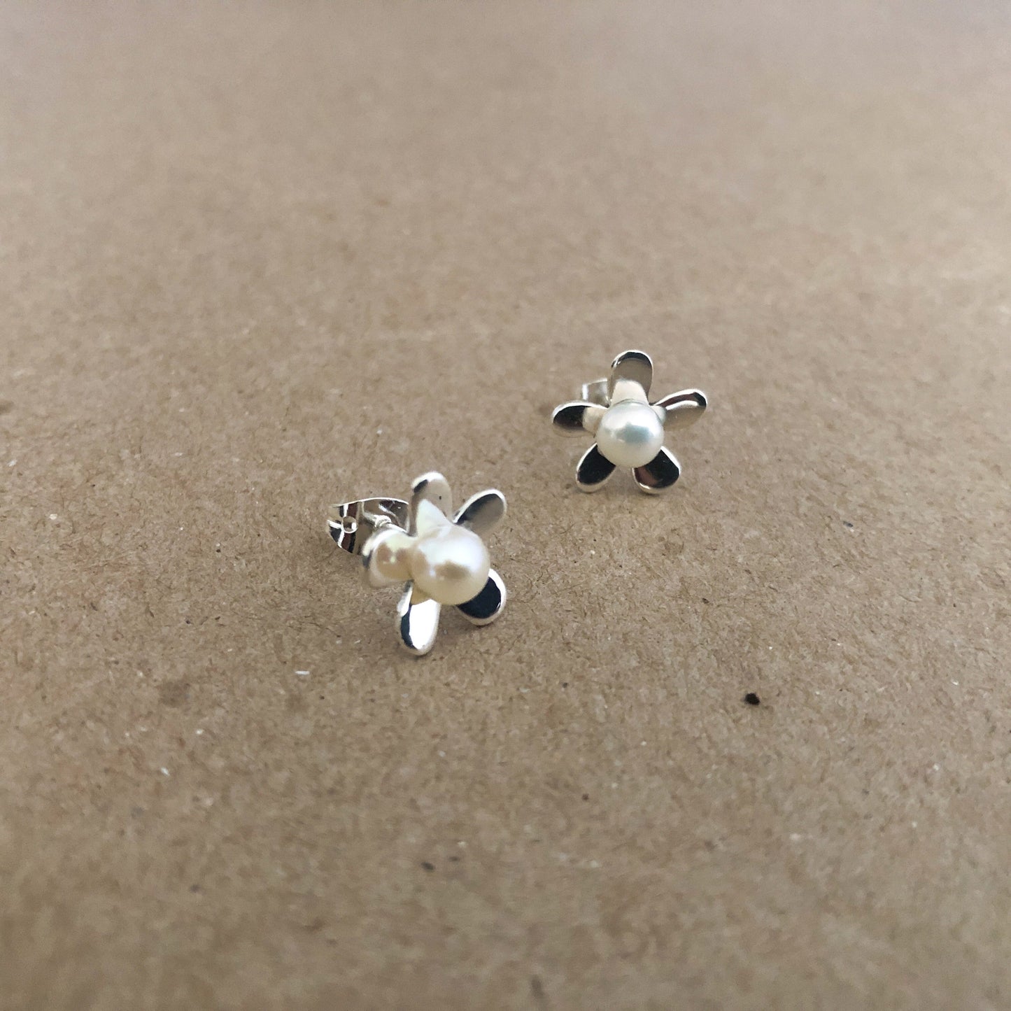 Broquel De Plata | Flor Diana Con Perla