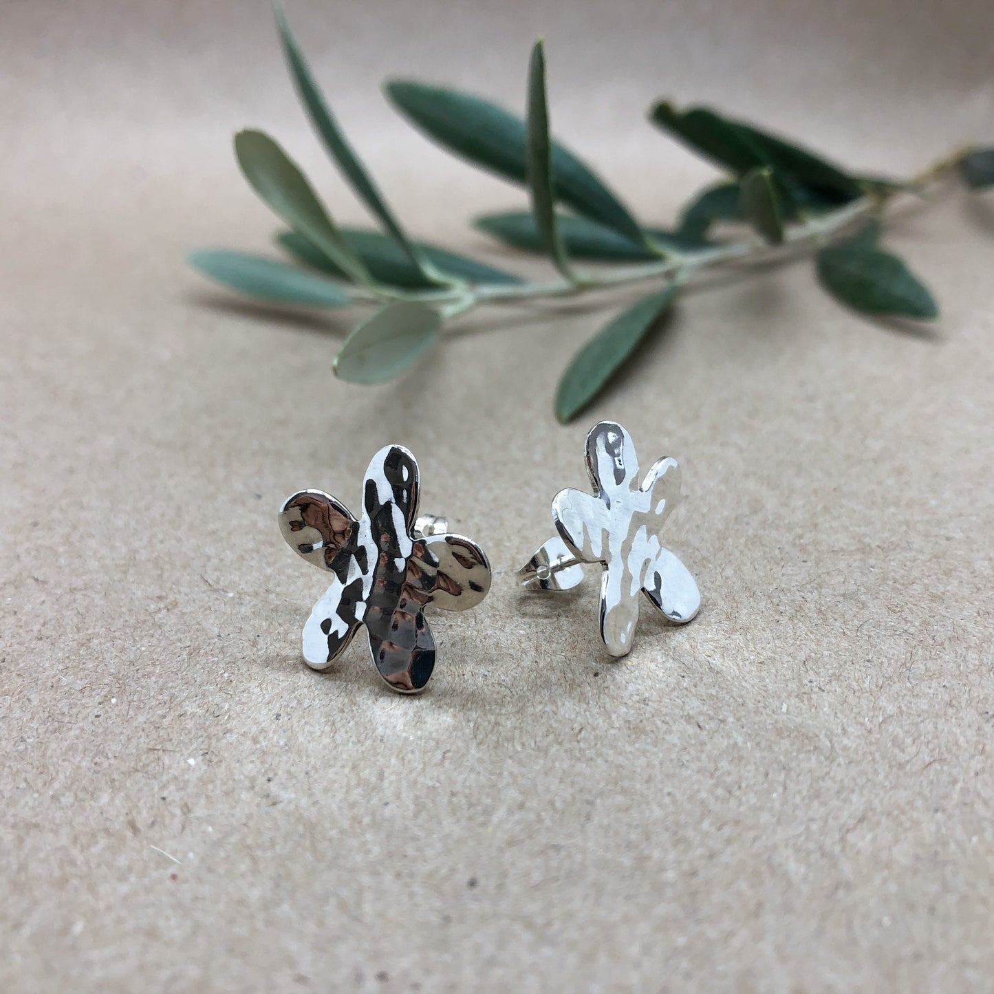 Aretes De Plata | Flor Diana Con Terminado Martillado