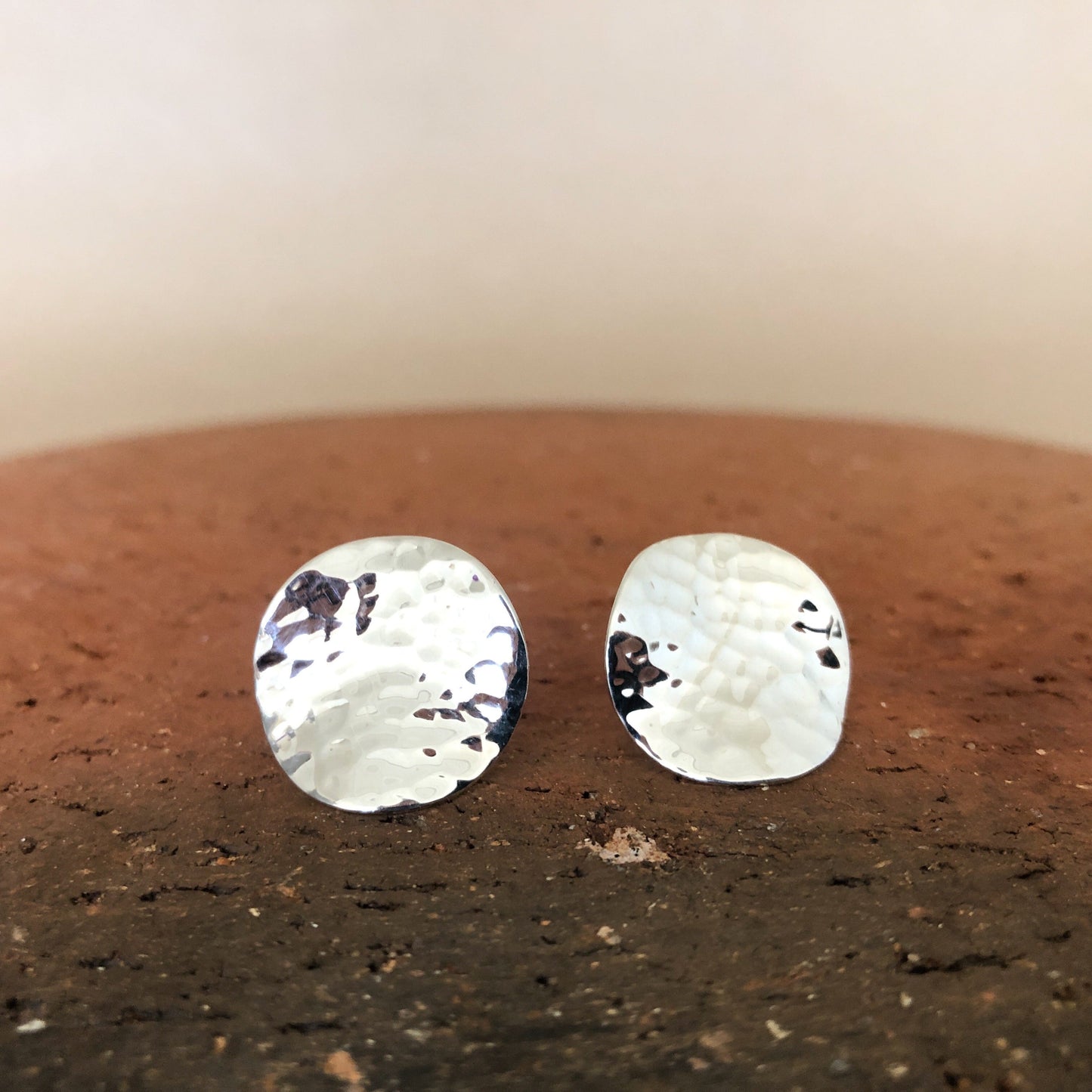 Aretes De Plata | Con Terminado Martillado ~ Poste